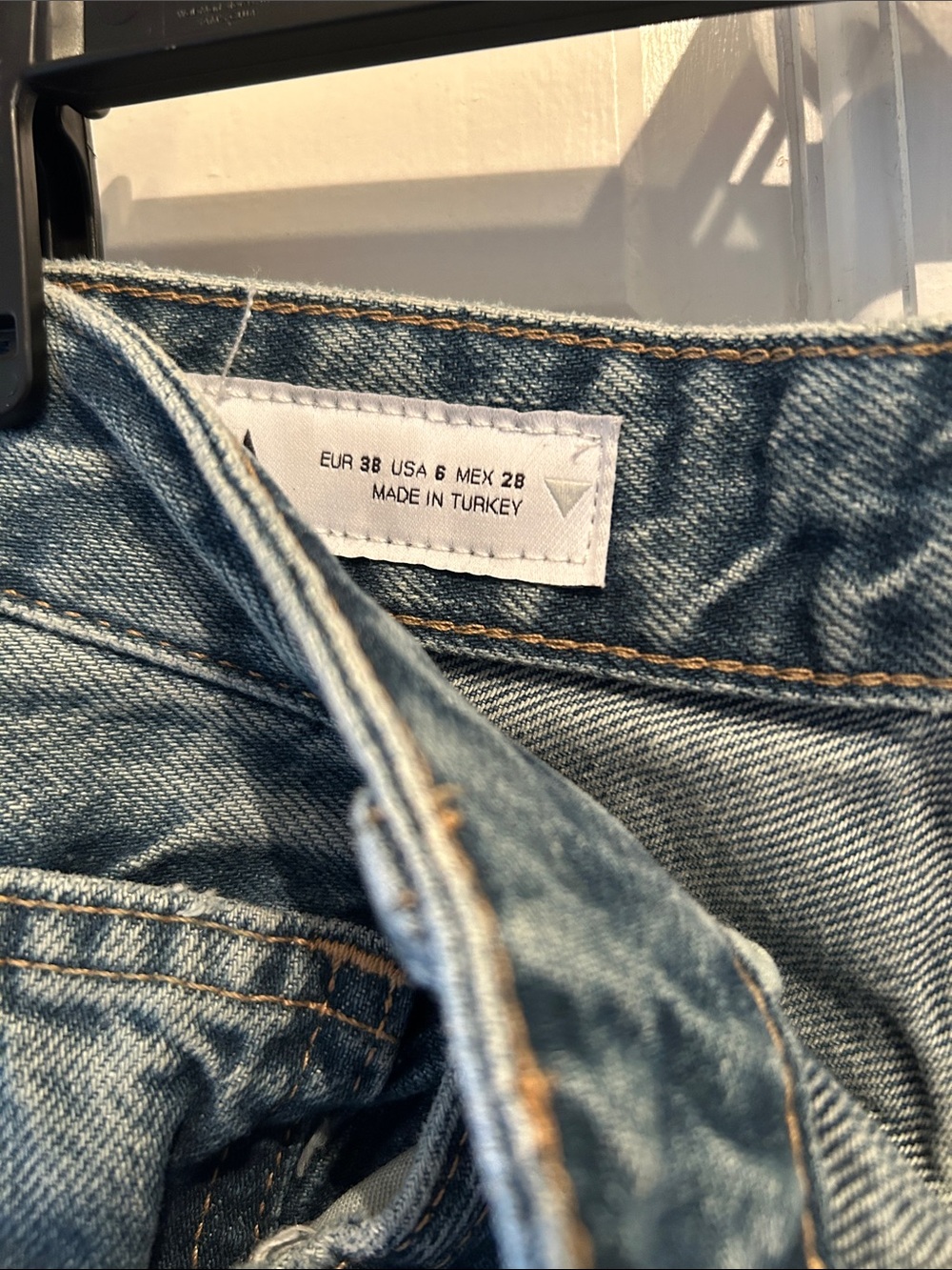 Zara Women's Straight-Leg Jeans in Light Blue Wash - Picture 7 of 8